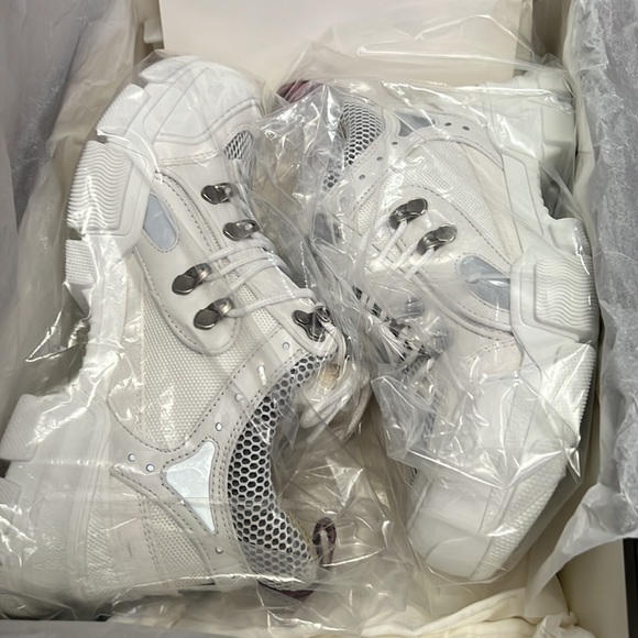 Beautiful Gucci sneakers - Picture 2 of 5